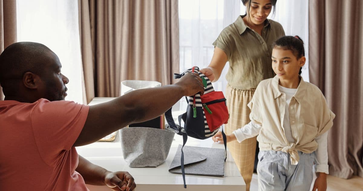 Familia preparando a su hija para el regreso a clases